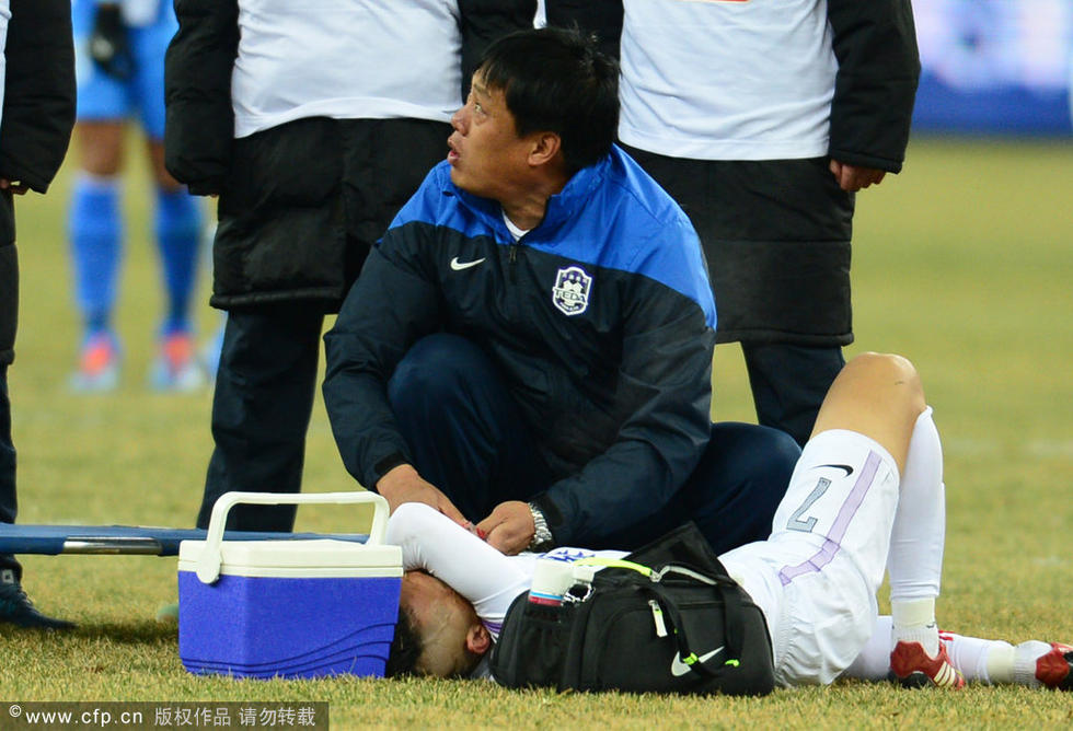 高清:泰达富力酣战 李本舰伤势严重被迫离场