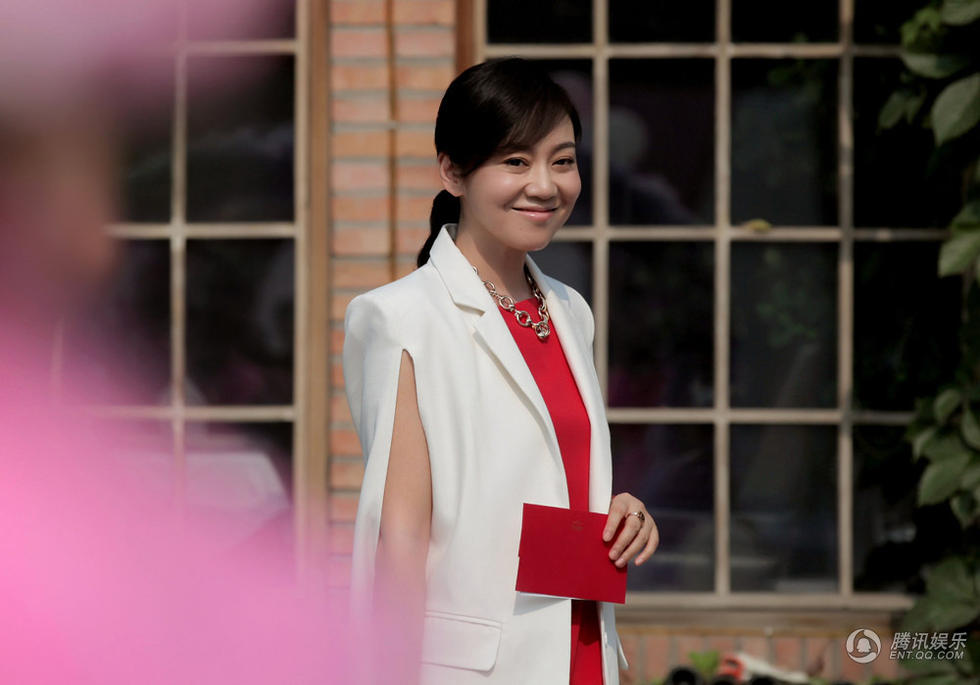 闫妮《一仆二主》职场御姐 时尚百变霸气十足