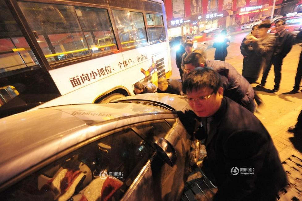 高清图—沈阳市铁西滑翔路231路公交车 乘客抢方向盘致车祸