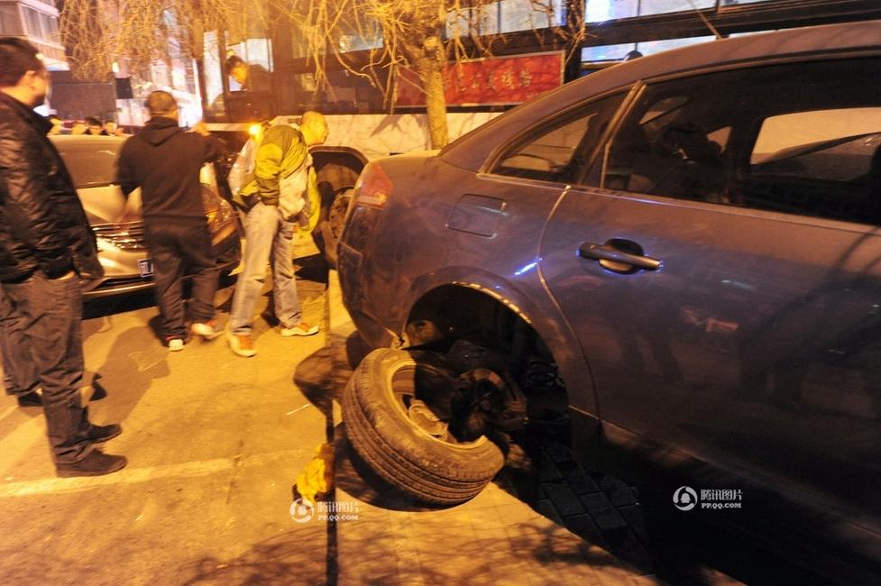 高清图—沈阳市铁西滑翔路231路公交车 乘客抢方向盘致车祸