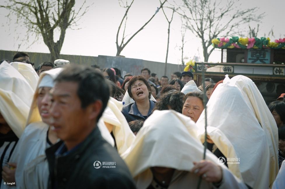 山东平度被烧死村民出殡 亲友痛不欲生