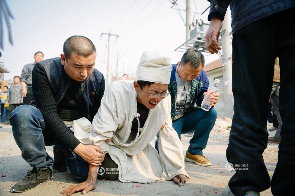 山东平度被烧死村民出殡 亲友痛不欲生