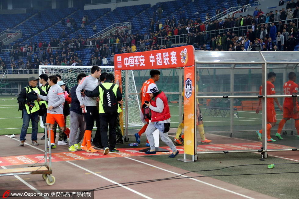 高清:球迷与鲁能队员爆冲突