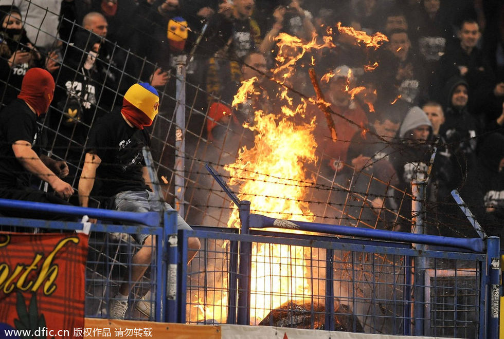 高清:捷克联赛爆发球迷斗殴 看台放火场混乱-布