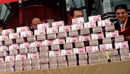 土豪玩家狂晒300万现金 叫板"中国第一善"