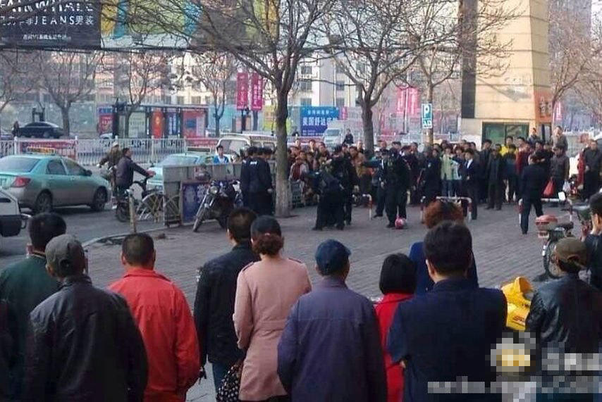 高清图—辽宁葫芦岛百货大楼右侧工商银行门前男子抢劫运钞车