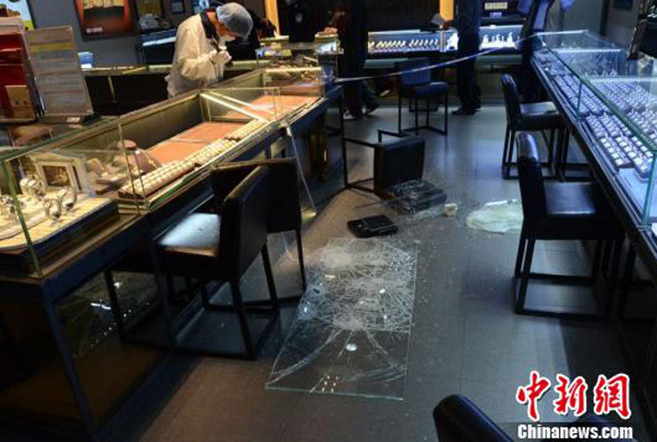 梅州六福珠宝昨日被两名男子持枪洗劫 价值数