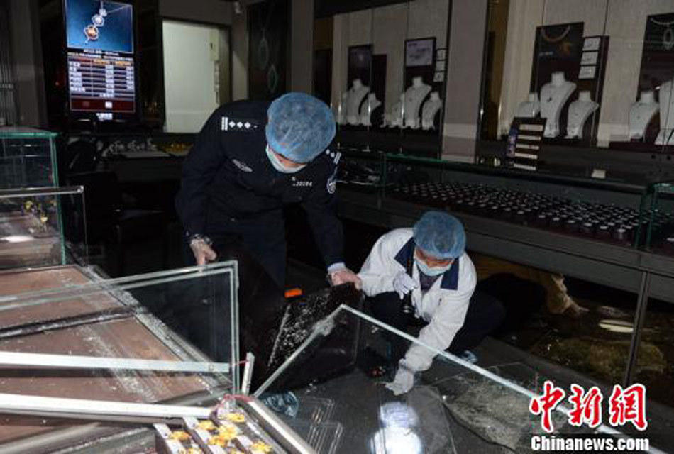 梅州六福珠宝昨日被两名男子持枪洗劫 价值数