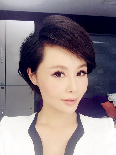朱晓琳播音前的自拍照.
