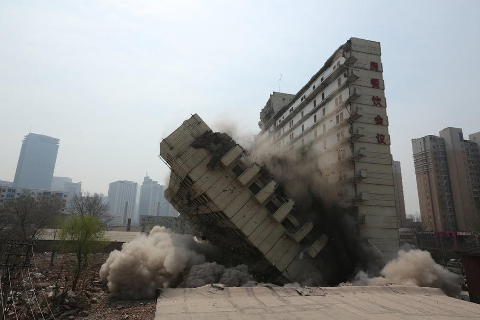 沈阳大楼倒下一半曾是当地标志性建筑--新疆网--新疆门户