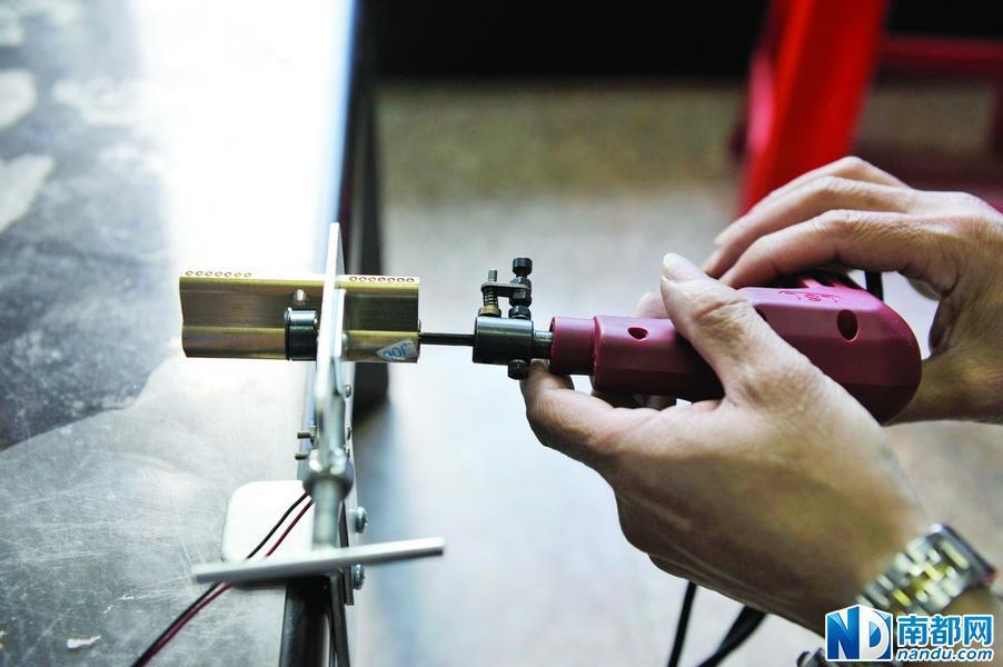 门反锁了怎么简易开锁图片