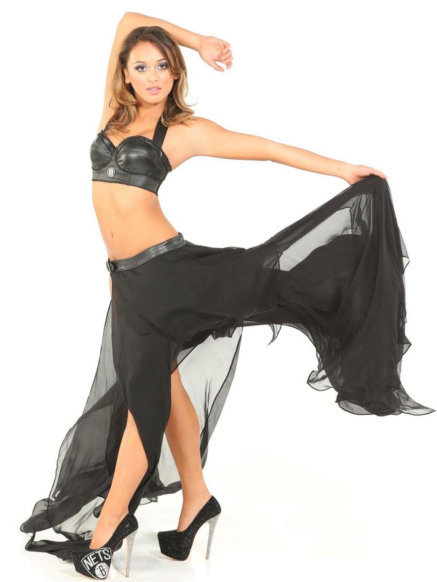 高清:土豪配美女 篮网宝贝比基尼黑纱裙上阵|体