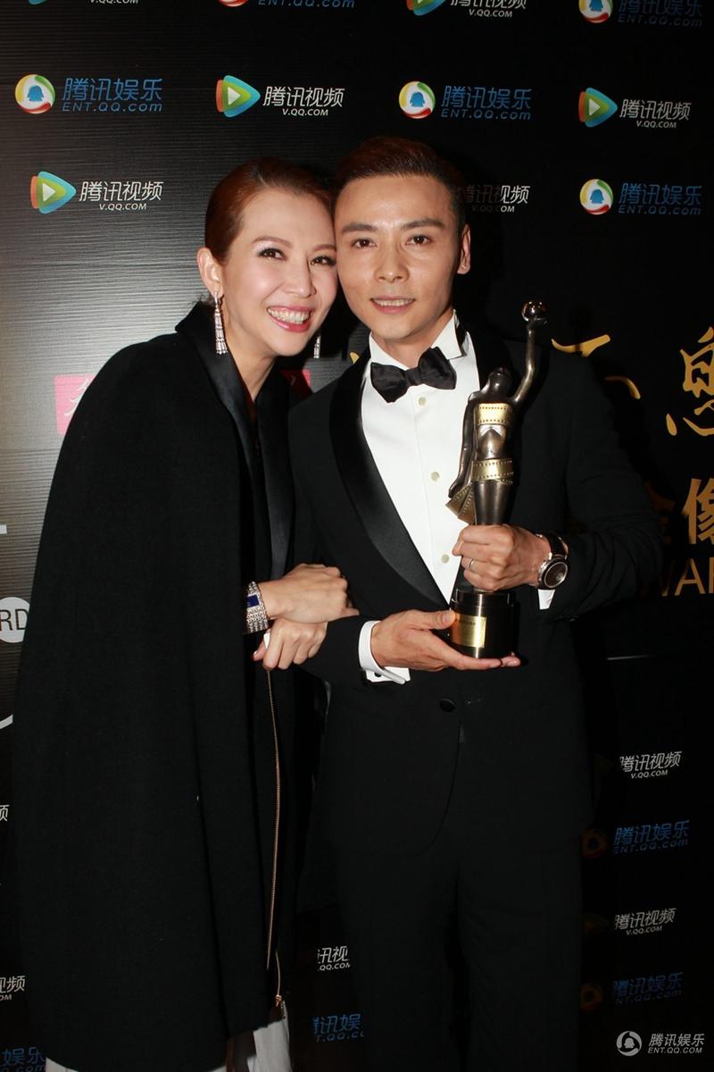 张晋获最佳男配角拥吻爱妻 蔡少芬崩溃哭成泪人