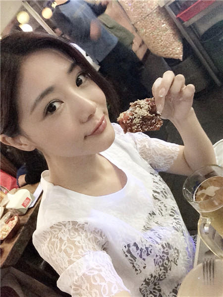 家佳微博晒炸鸡 牵手安宰贤出演《婚礼日记》