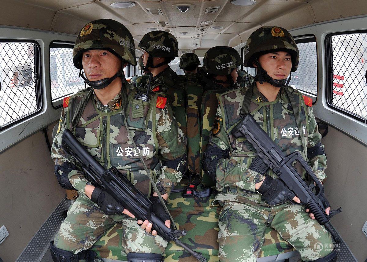 高清:深圳"冲锋队"全副武装街头巡逻