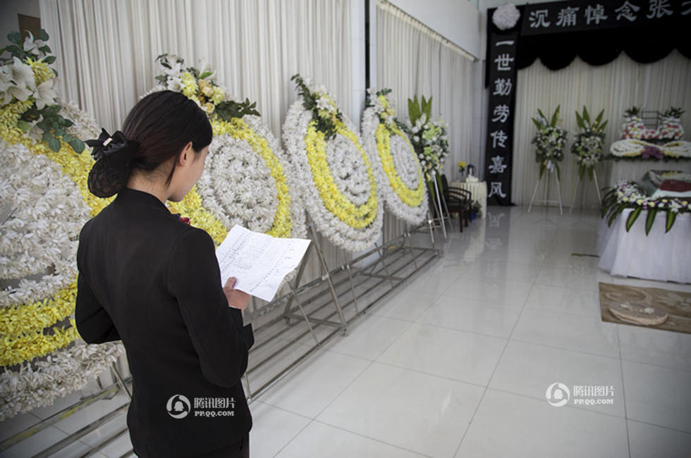 走近80后殡葬女礼仪师_殡葬礼仪师一个月收入(2)