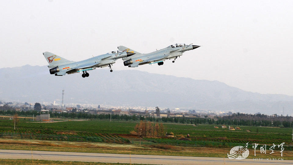 1/14  中国空军网(徐边春)4月中旬,红土高原某机场,随着成空航空兵