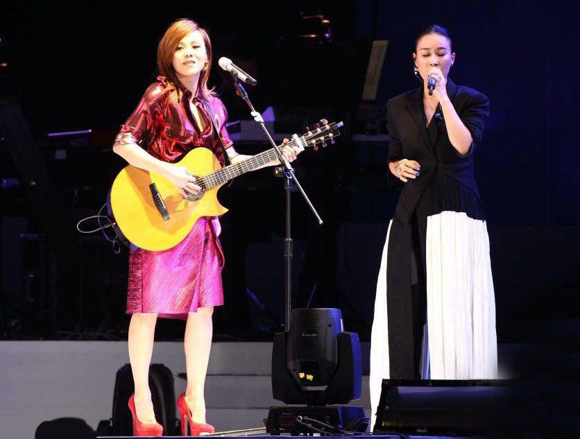 那英胸上一个桃心猜成语_那英性感图片(2)