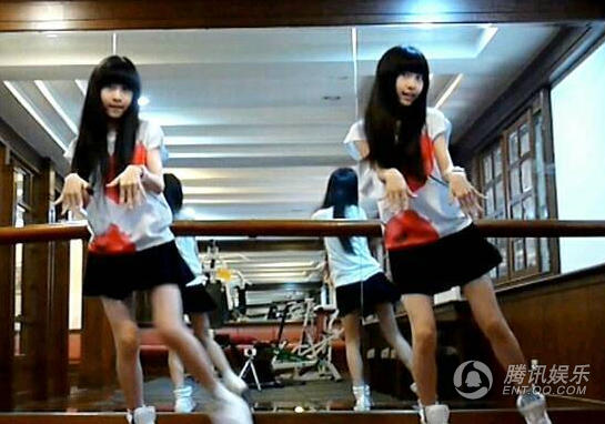 台湾人气双胞胎曝近照12岁姐妹俩爱跳舞