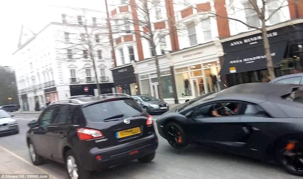 700万超跑街头飙车撞烂 被拖车抬走