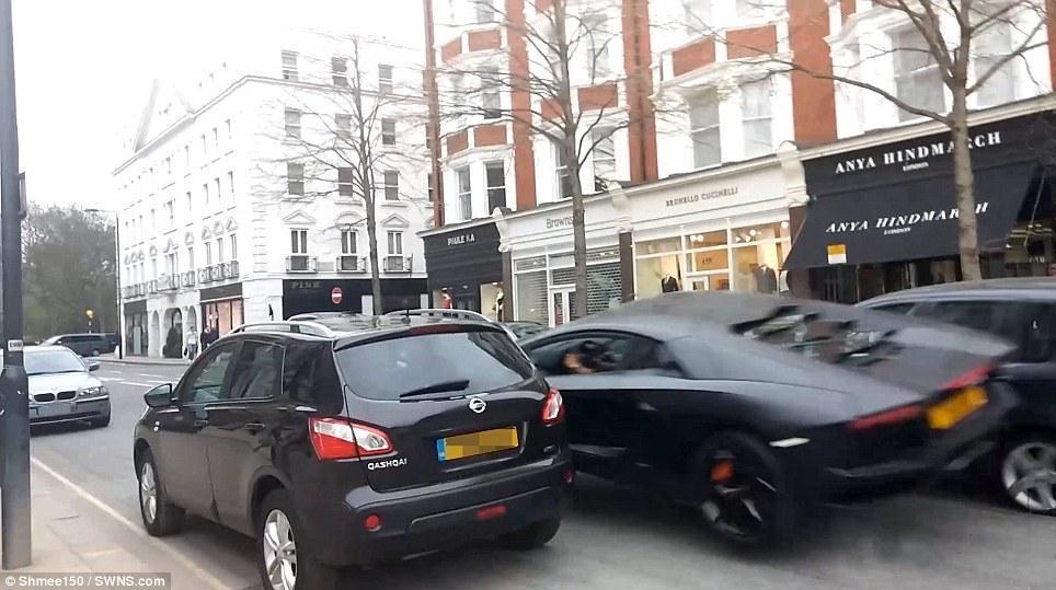 700万超跑街头飙车撞烂 被拖车抬走