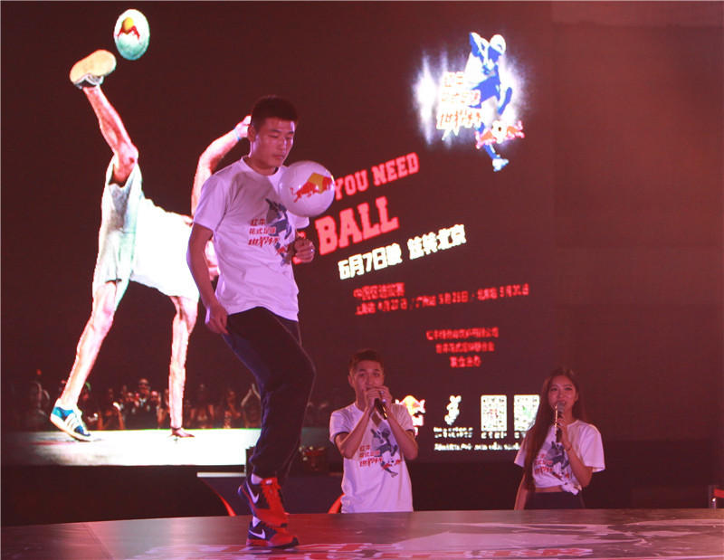 比拼花式足球武磊甘拜下风