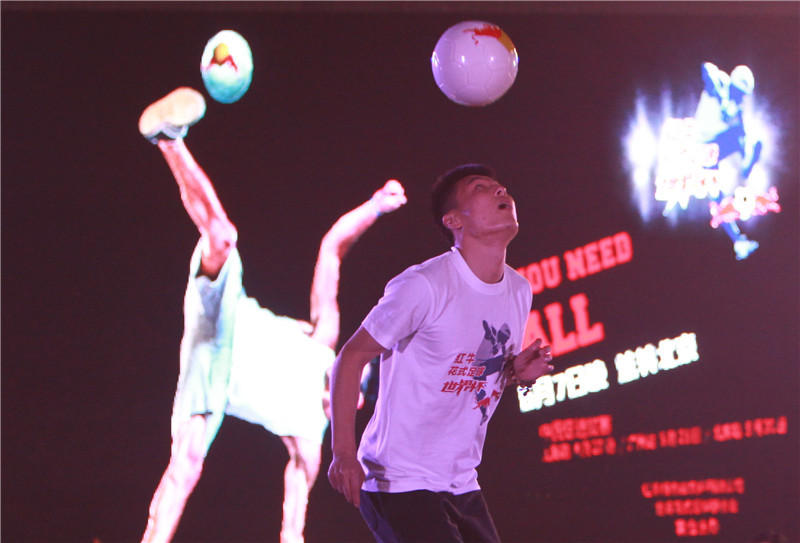 比拼花式足球武磊甘拜下风