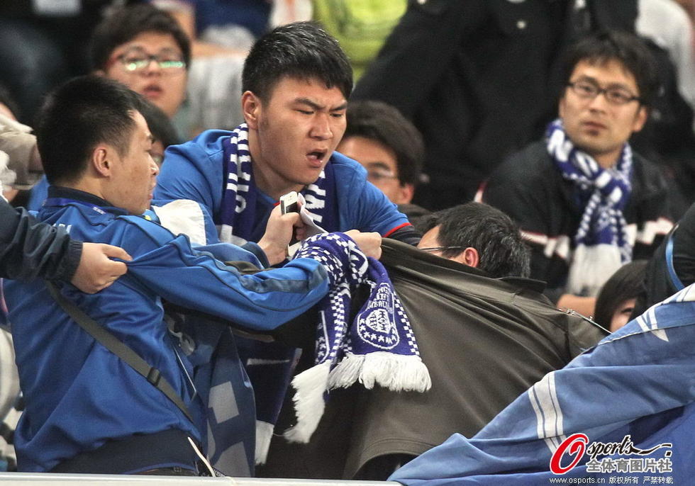 高清:舜天建业之战球迷斗殴 被安保人员带离