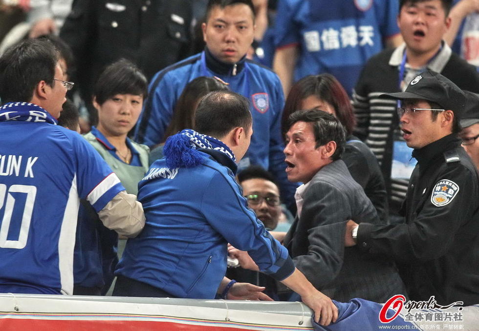 高清:舜天建业之战球迷斗殴 被安保人员带离