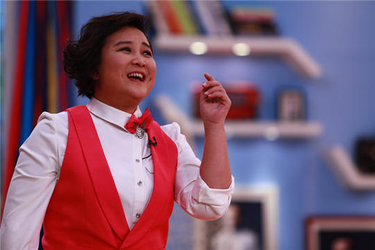 成龙参加《喜乐街》录制 沙溢贾玲行 跪拜礼 -