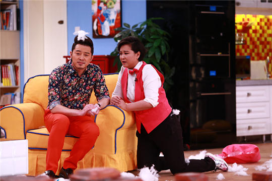 成龙参加《喜乐街》录制 沙溢贾玲行 跪拜礼 -