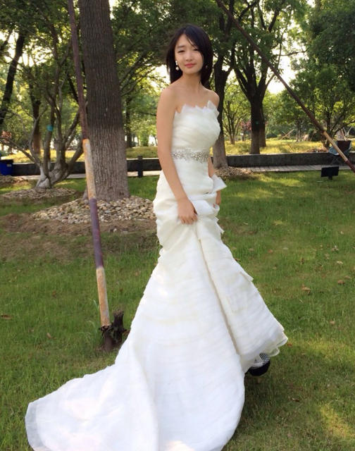 组图:周冬雨晒婚纱照 身姿窈窕清纯依旧_娱乐频道_广西电视网
