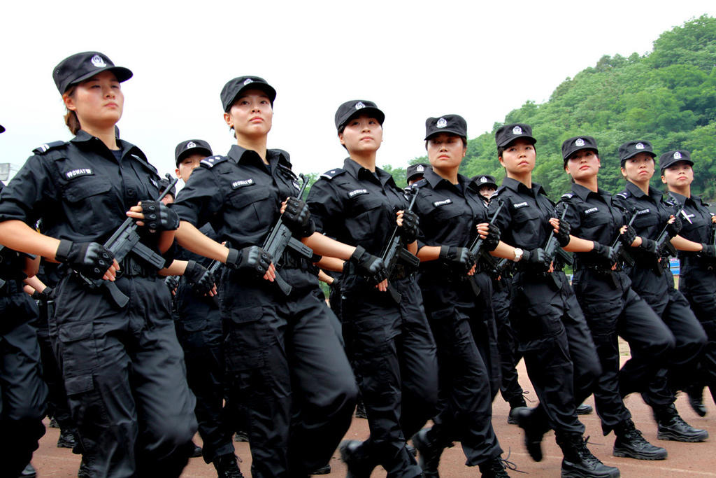 组图:四川女特警现身反恐防暴演练