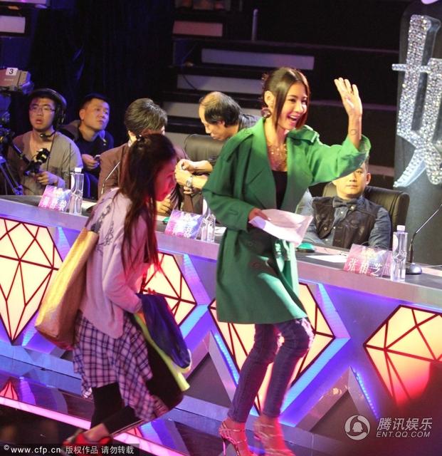 张柏芝获<em>助理</em>陪上<em>洗手间</em> 绿衣挡美裙热聊不断