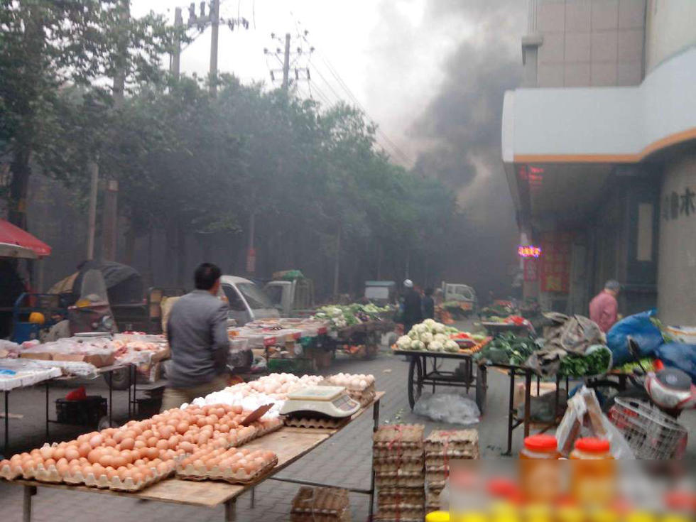 高清图—乌鲁木齐文化宫今晨早市发生剧烈爆炸 20149522