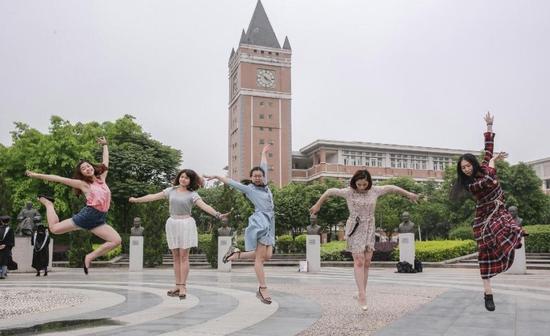 师大众美女拍“悬浮”毕业照 空中一字马获赞