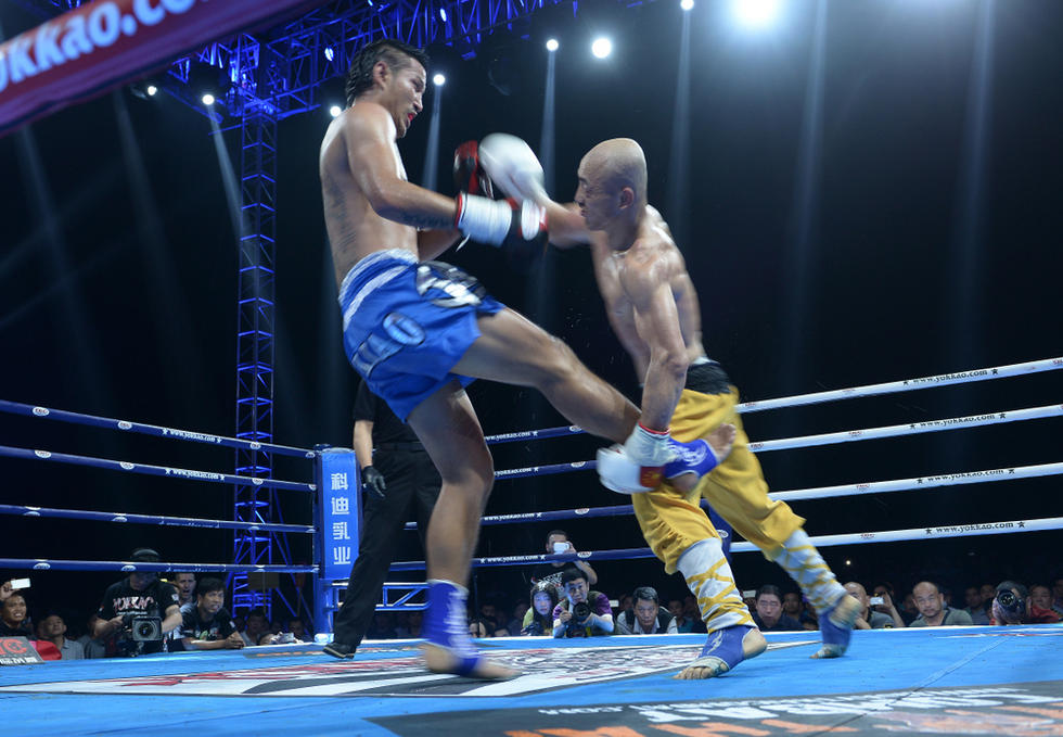 【赛场风云】武僧一龙点数憾负泰拳天王潇杀狂,争议判罚引爆信阳拳台