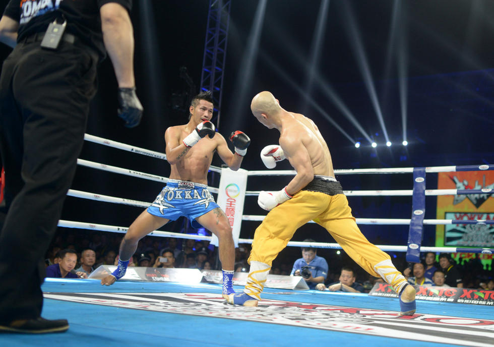 【赛场风云】武僧一龙点数憾负泰拳天王潇杀狂,争议判罚引爆信阳拳台