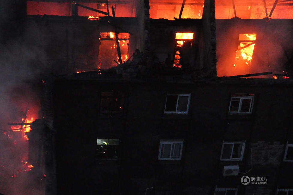 高清图—北京西城区陶然亭附近半步桥44号院灰楼着火 无人受伤