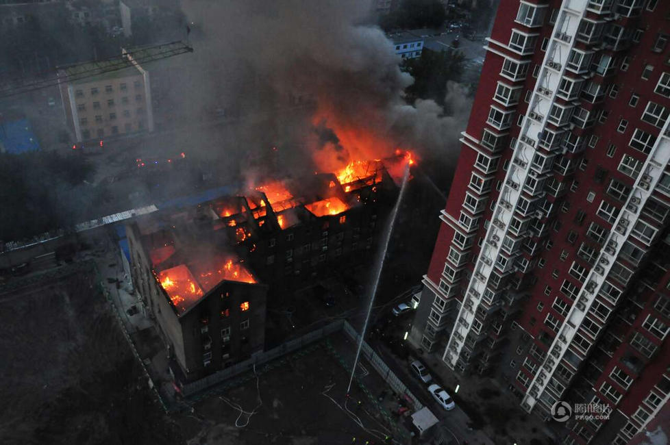 高清图—北京西城区陶然亭附近半步桥44号院灰楼着火 无人受伤