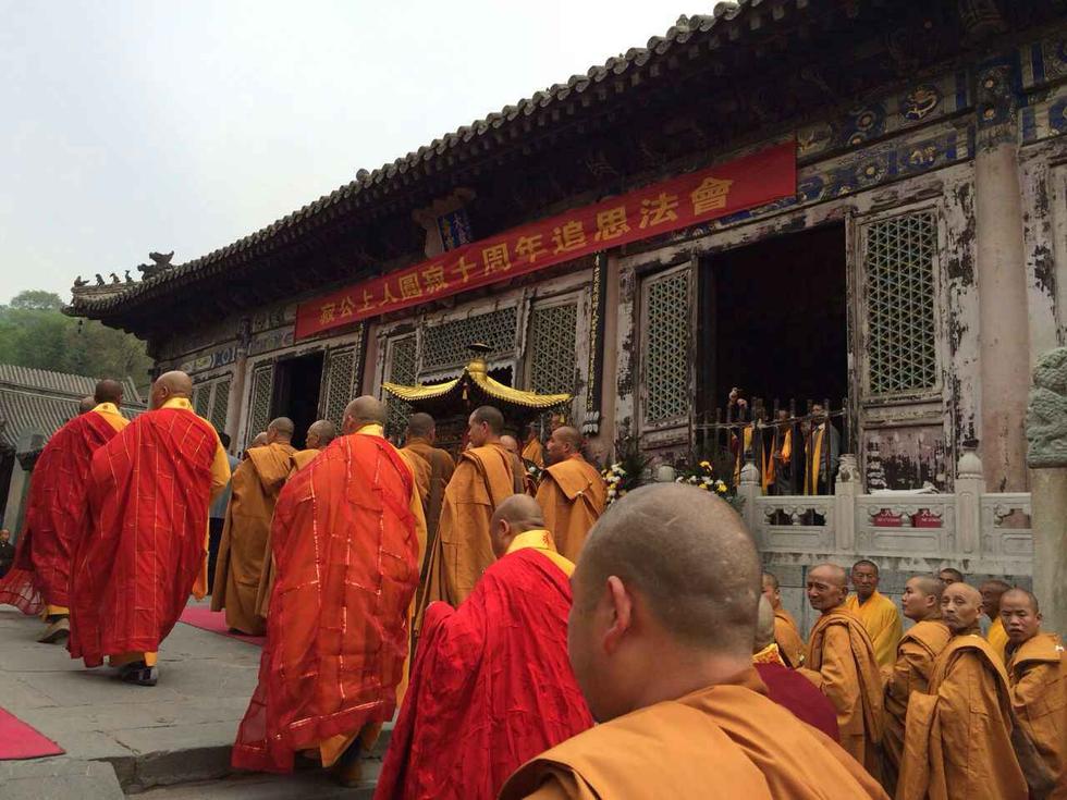 五台山塔院寺比丘托钵展现佛门清净威仪