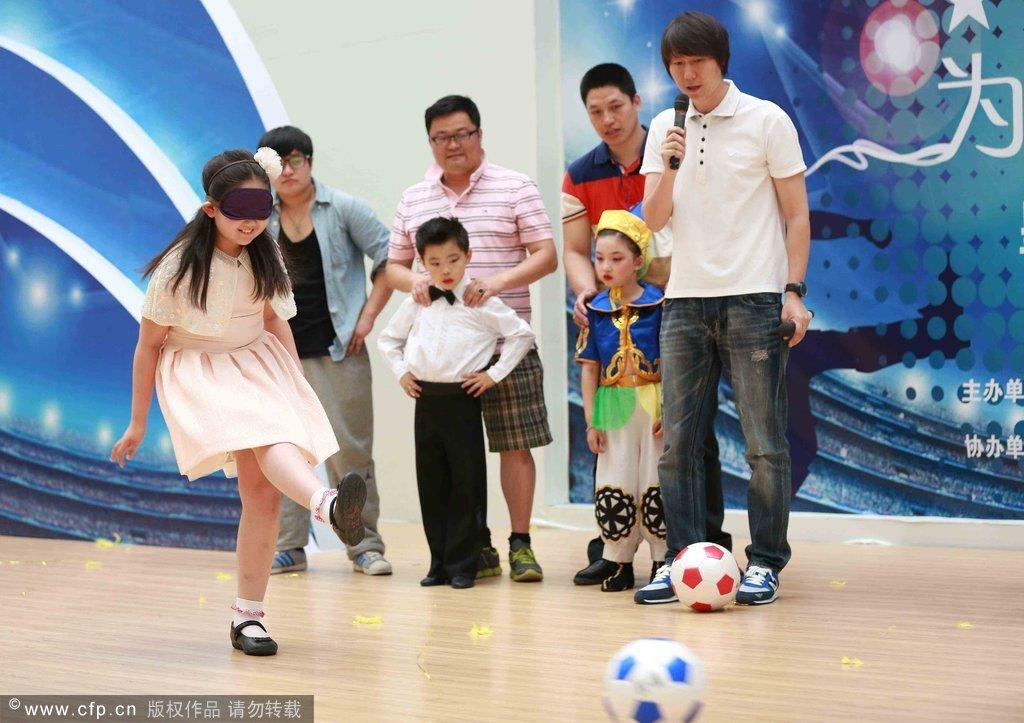 6月1日 李铁携女儿恬恬庆祝儿童节 父女同台大