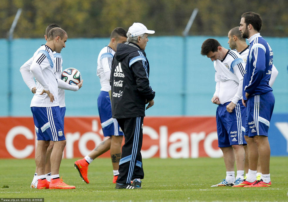 高清:阿根廷备战世界杯 梅西训练中当众脱裤-世