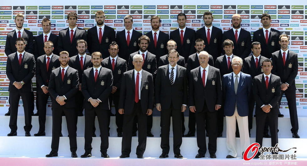 高清:西班牙国家队出征仪式 首相获赠战袍-国家