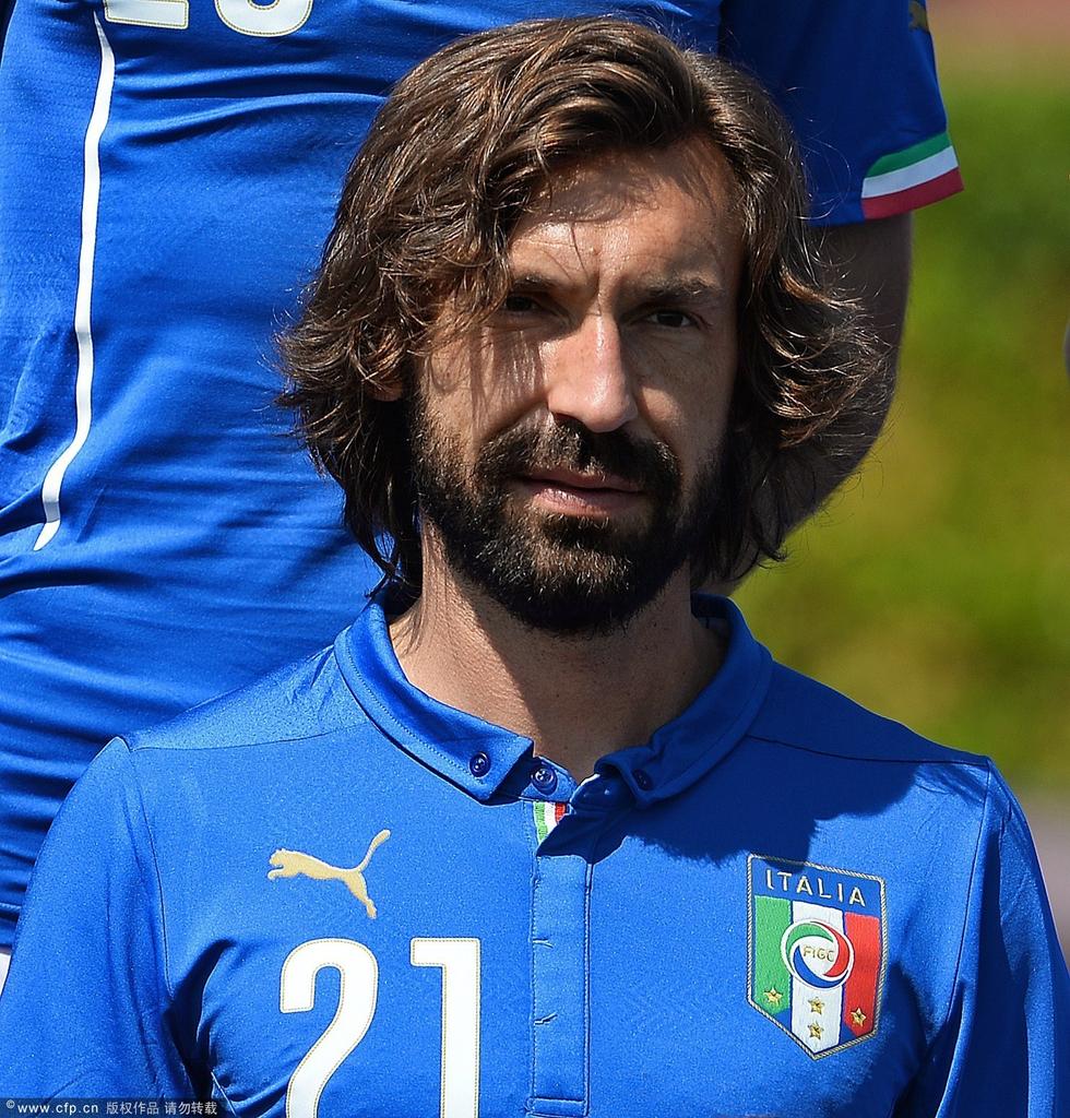 高清:意大利拍摄球队宣传照 西装笔挺帅气逼人