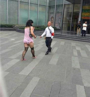 奇葩男穿吊带<em>丝袜</em> <em>男扮女</em>装欲如厕遭拒(组图)-