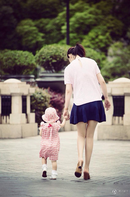 照片中黄奕牵着宝宝走路的背影也被网友大赞:妈妈漂亮,女儿可爱,好萌