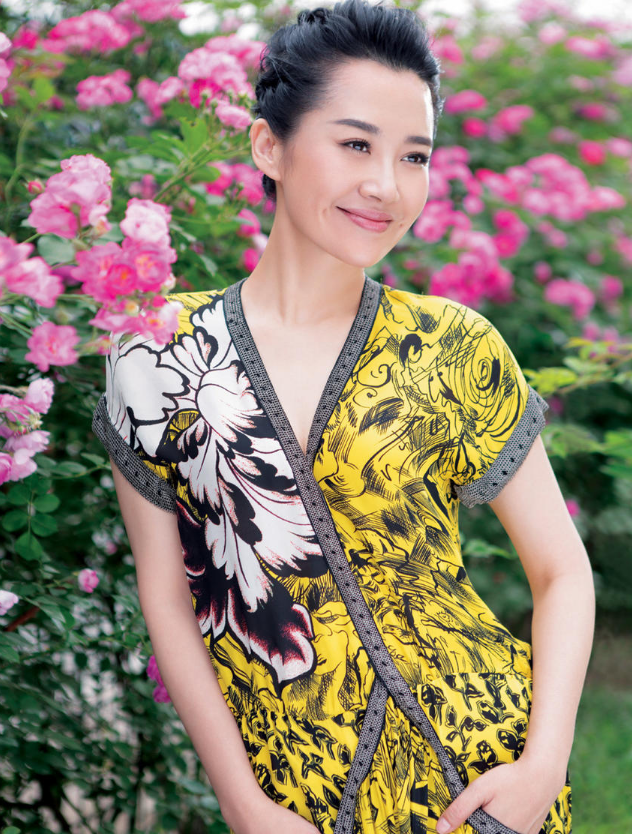 "三姐"许晴再扮少女 身陷花丛酒窝迷人