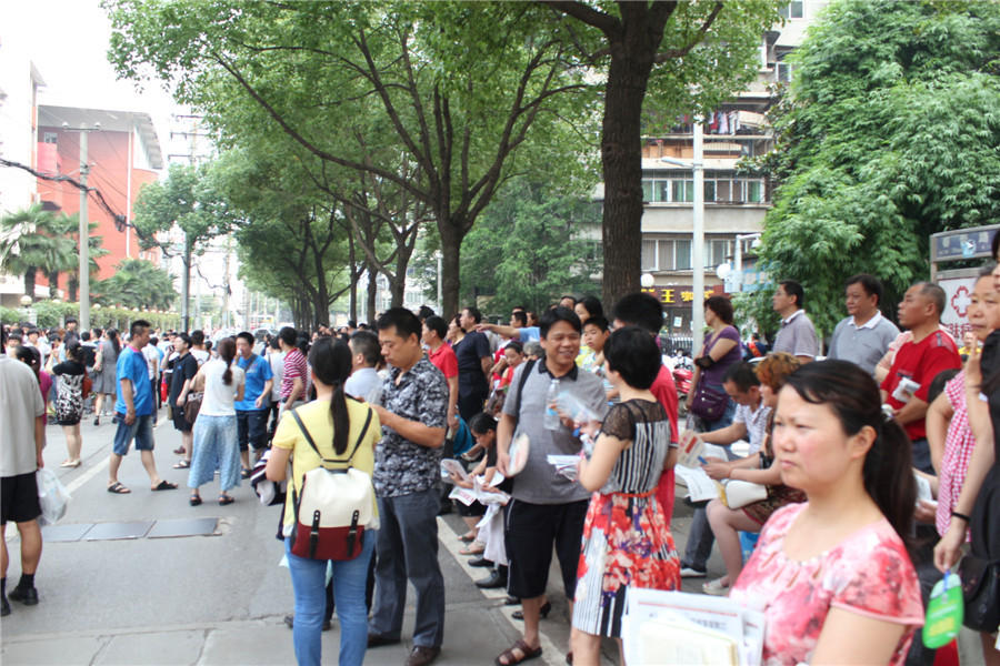 湖北高考进入第二天 直击考生进场瞬间 - 湖北