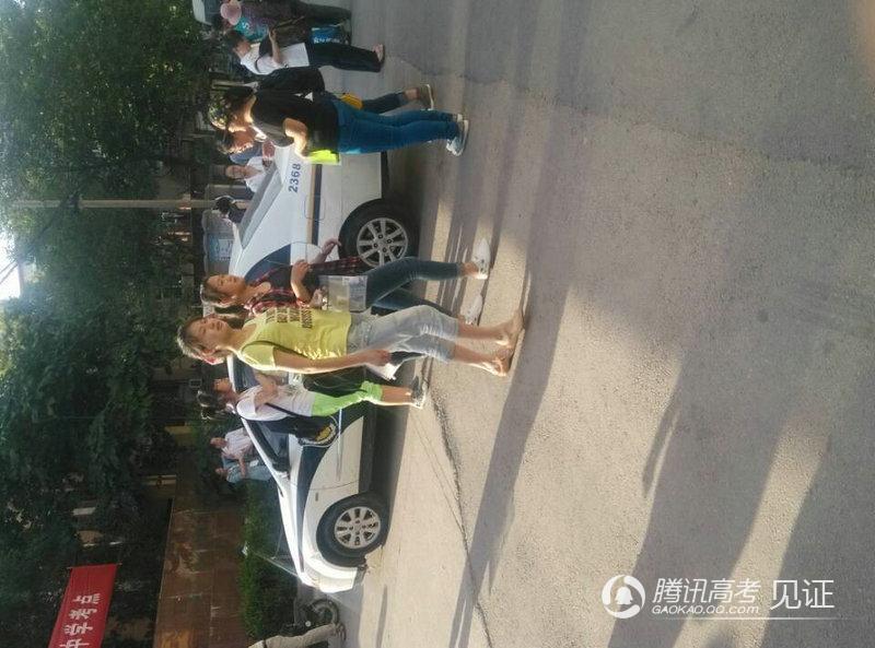 2014江苏徐州高考图片:考生喜上眉梢走出考场